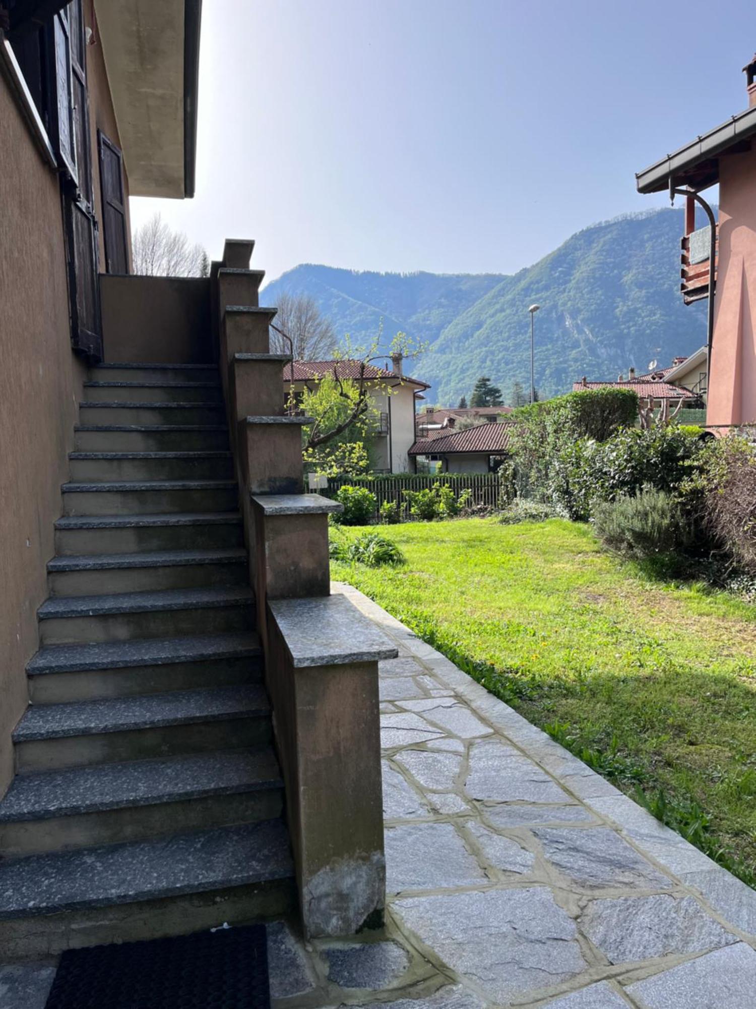 A Due Passi Dal Lago Canzo Esterno foto
