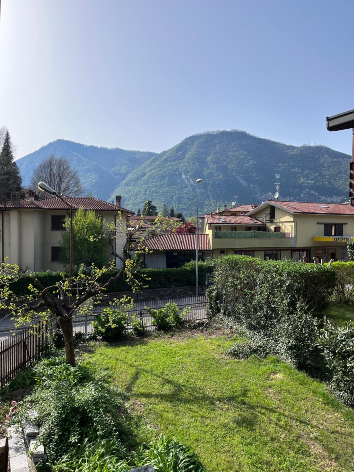 A Due Passi Dal Lago Canzo Esterno foto